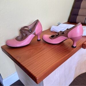 John Fluevog, discontinued Bellevues, Pearl Hart, size 9.5, Coral & brown